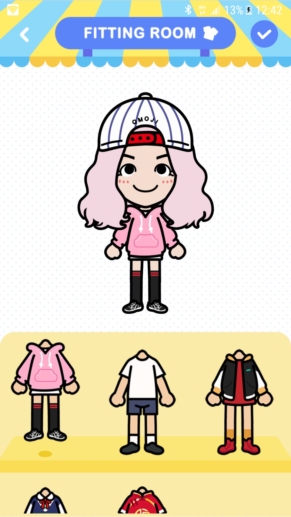 หากเลือกที่ต้องการเปลี่ยนเสื้อผ้า เลือกเสื้อผ้าที่ต้องการหลังจากเลือกเรียบร้อยแล้วให้คลิกที่ "เครื่องหมายถูก" สีฟ้าน้ำเงินมุมบนขวา ทำสติกเกอร์ด้วยตัวเองง่ายๆ ด้วยแอพ Qmoji